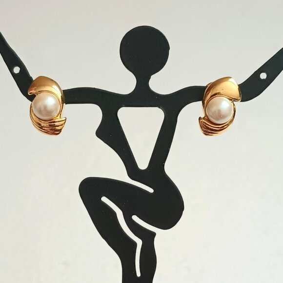 Monet Vtg Ribbed Pearl Earrings Gold Tone Stud/Post - Picture 4 of 8